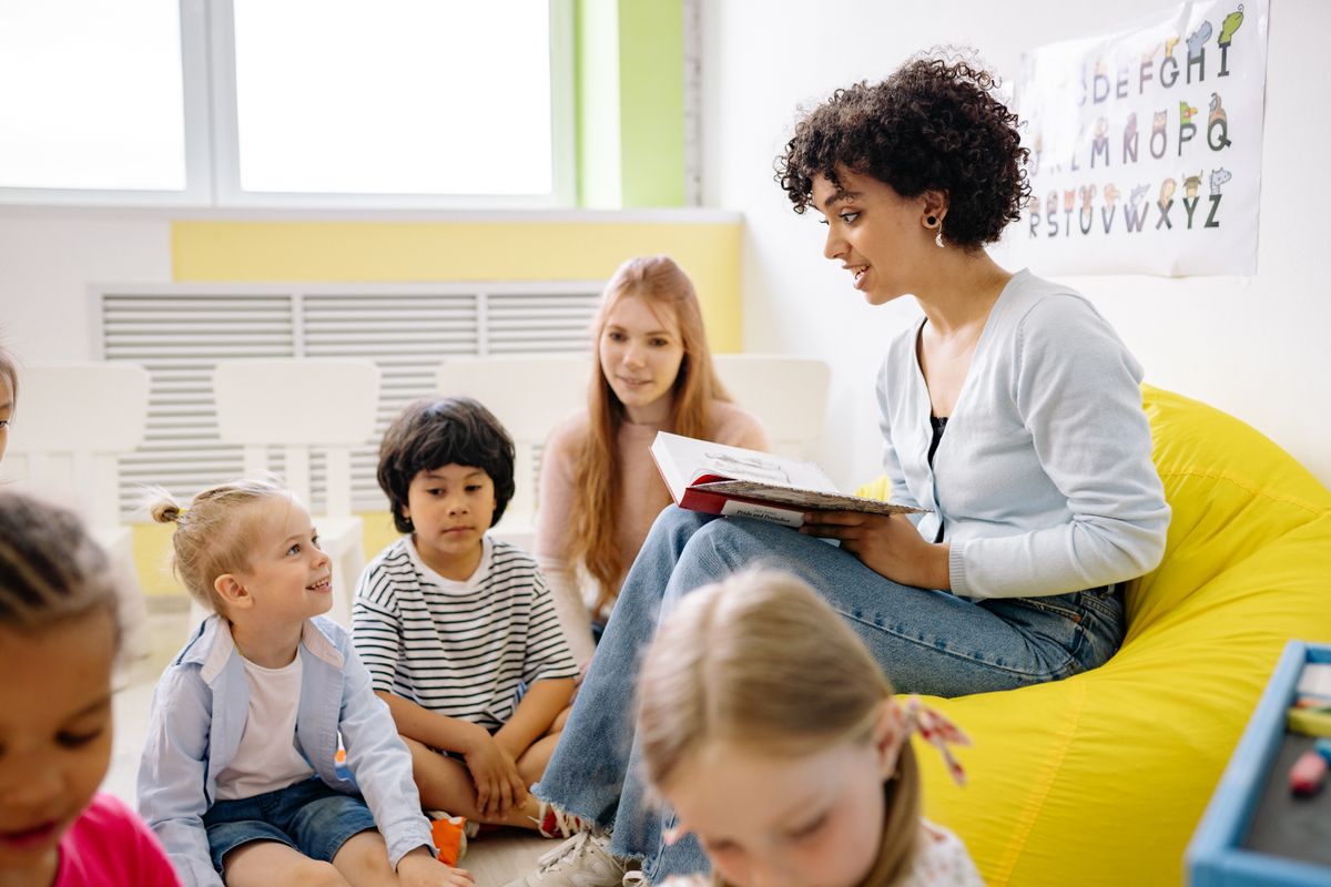 Bambini in età scolare durante una lettura — foto illustrativa