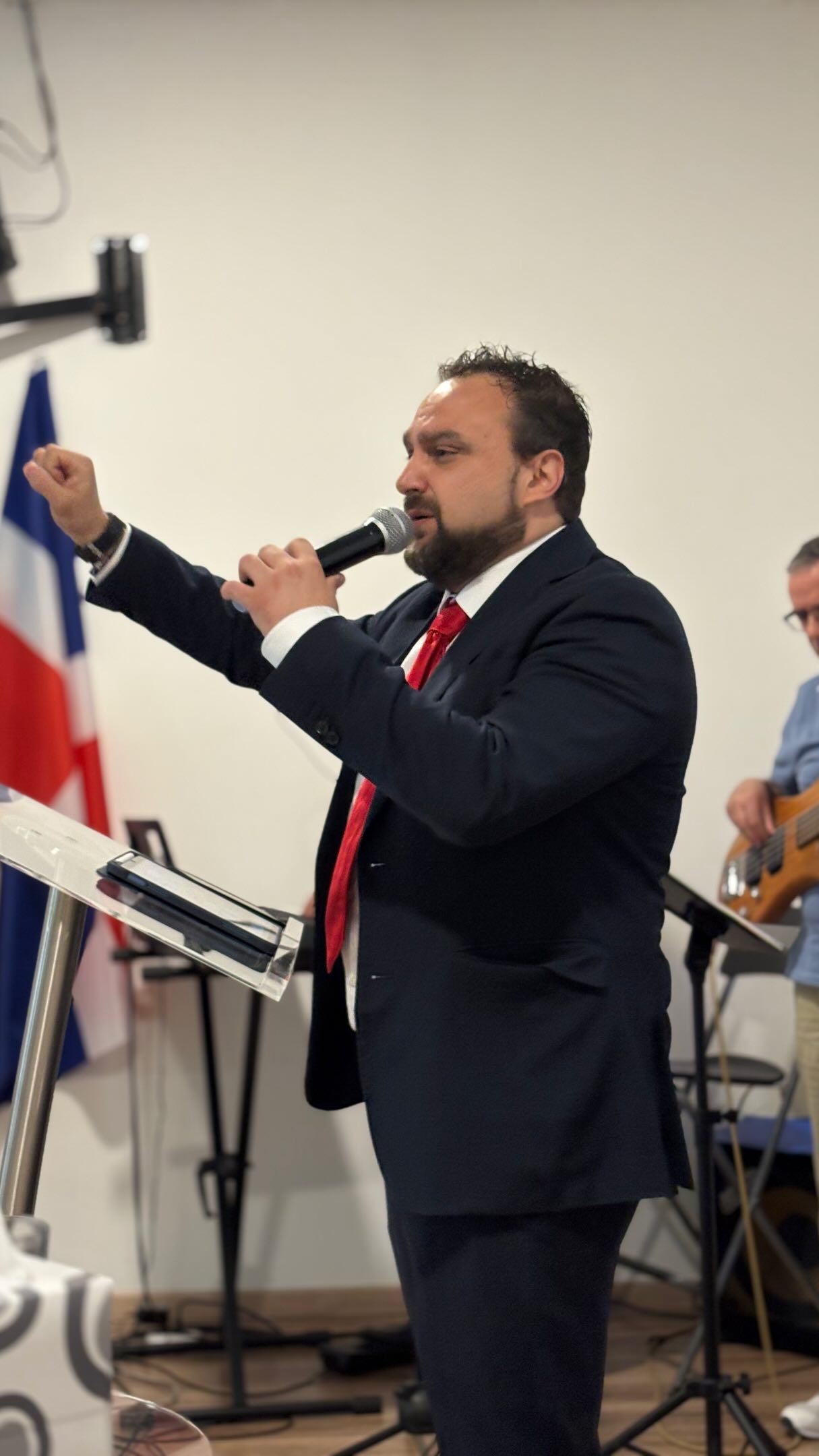 Il pastore Massimo Grillo durante la condivisione della Parola
