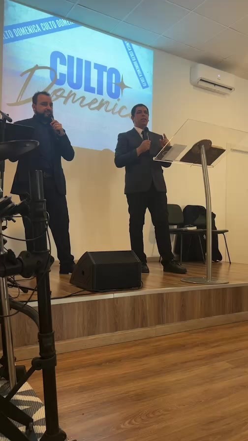 Un momento di predicazione durante un incontro della chiesa
